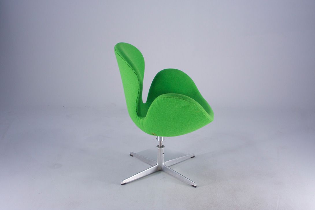 Foto Arne Jacobsen Swan Chair in Green Textile for Fritz Hansen 1990