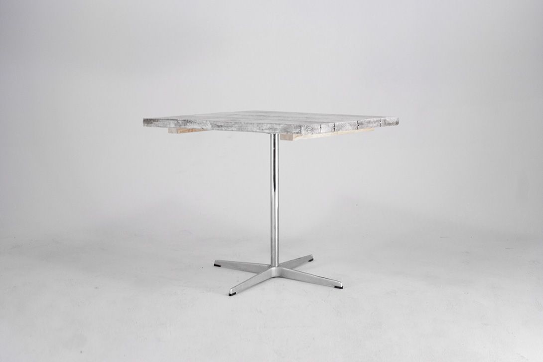 Foto Gray Wooden Bistro Table with White Blurs of Color h71x80x80