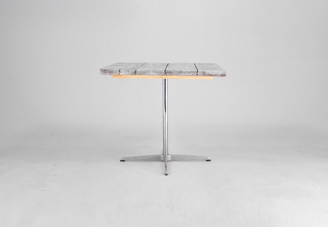 Foto Gray Wooden Bistro Table with White Blurs of Color h71x80x80