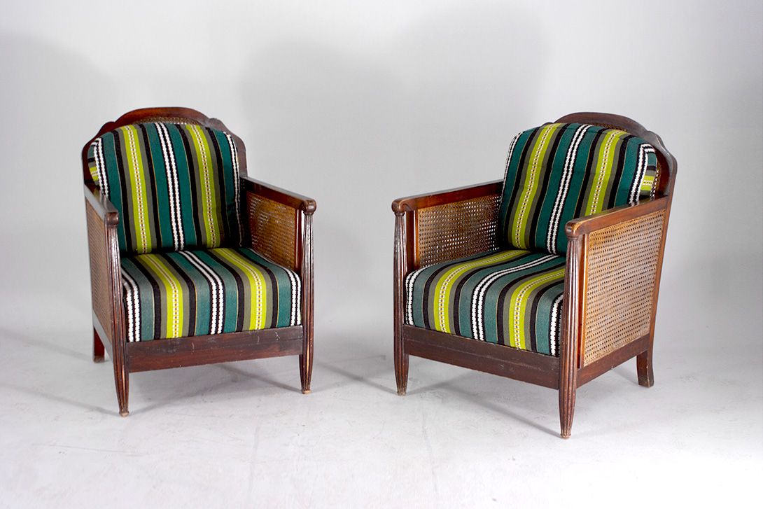 Foto Knitted Side Arms and Colorful Stripped Armchair