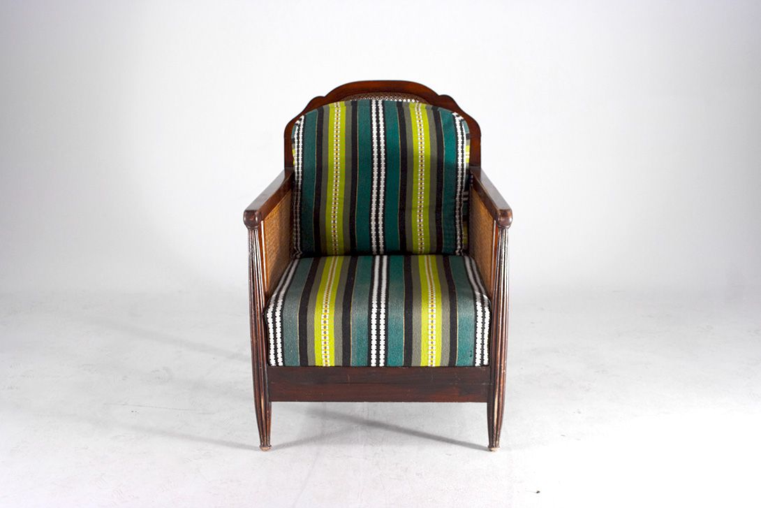 Foto Knitted Side Arms and Colorful Stripped Armchair