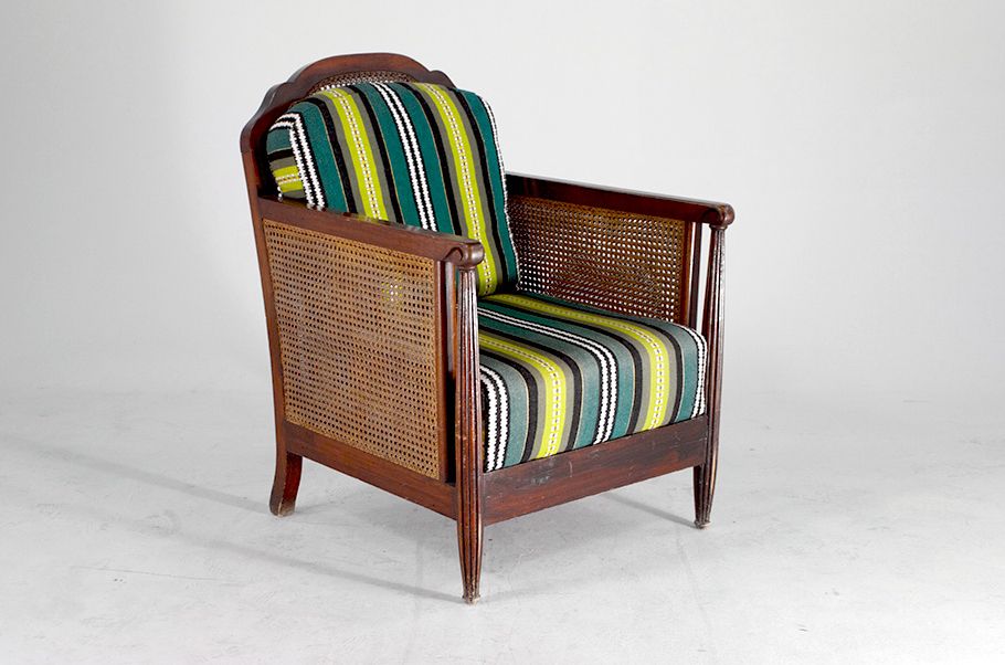 Foto Knitted Side Arms and Colorful Stripped Armchair