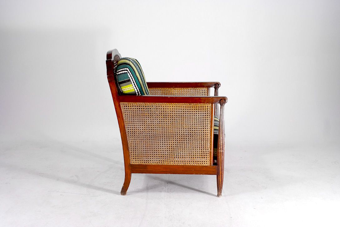 Foto Knitted Side Arms and Colorful Stripped Armchair