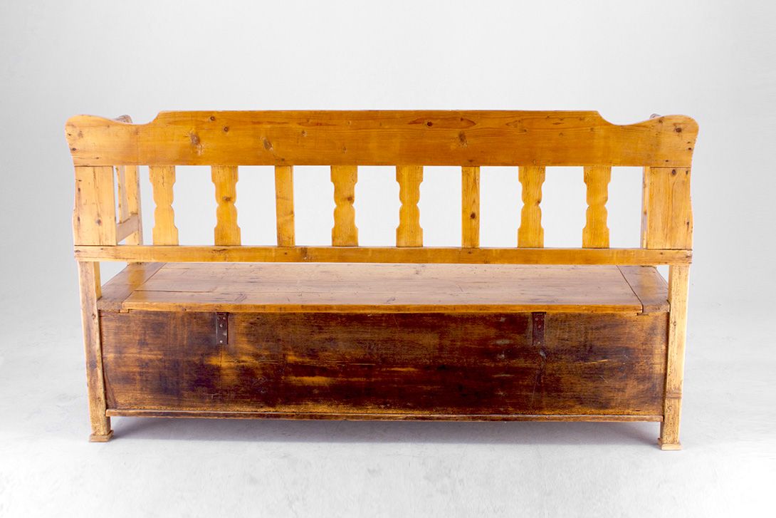 Foto Hidden Storage Space Wooden Bench