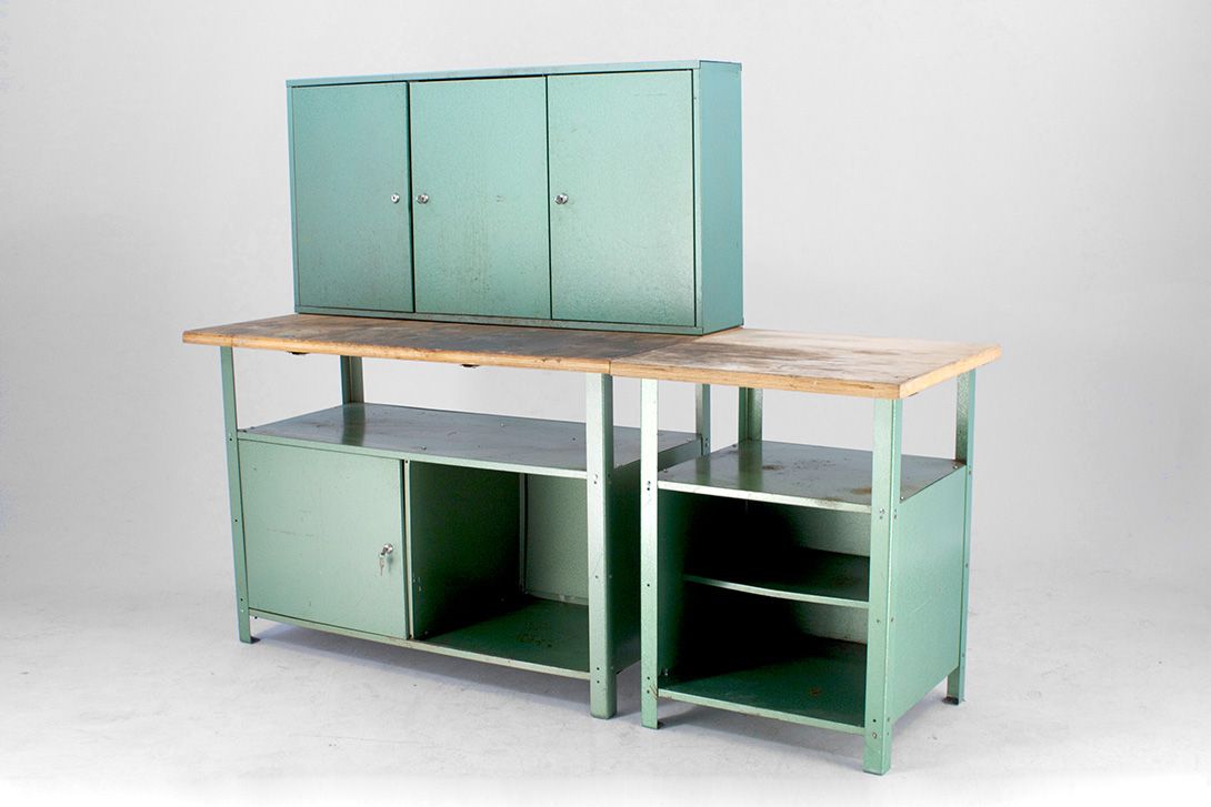 Foto Old Industrial Metal Table with Cabinet