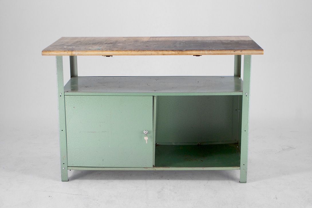 Foto Old Industrial Metal Table with Cabinet