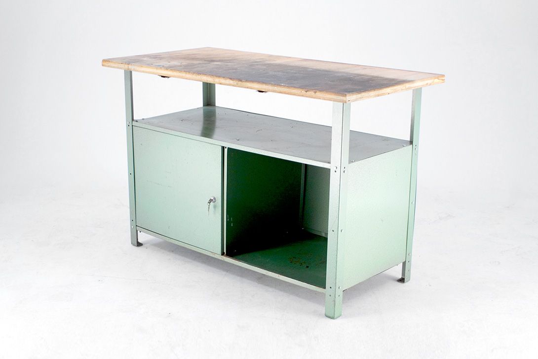 Foto Old Industrial Metal Table with Cabinet