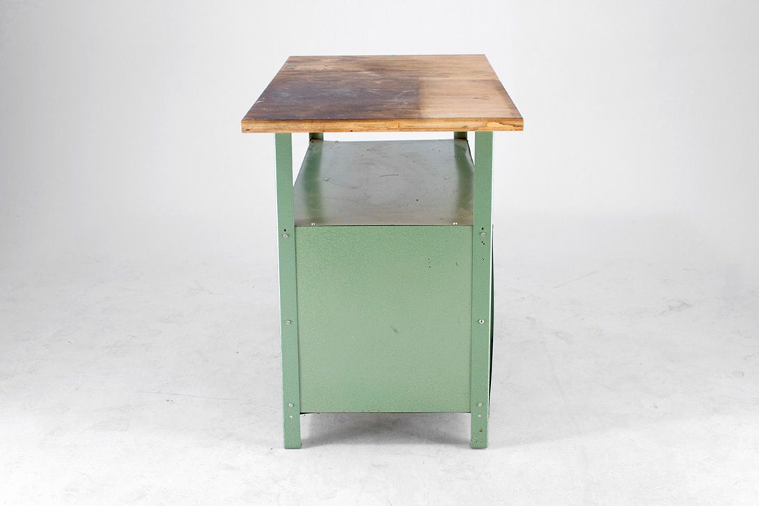Foto Old Industrial Metal Table with Cabinet