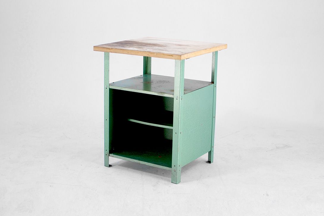Foto Industrial Metal Board with Shelves