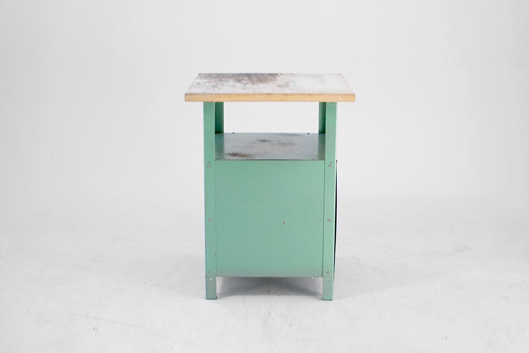Foto Industrial Metal Board with Shelves