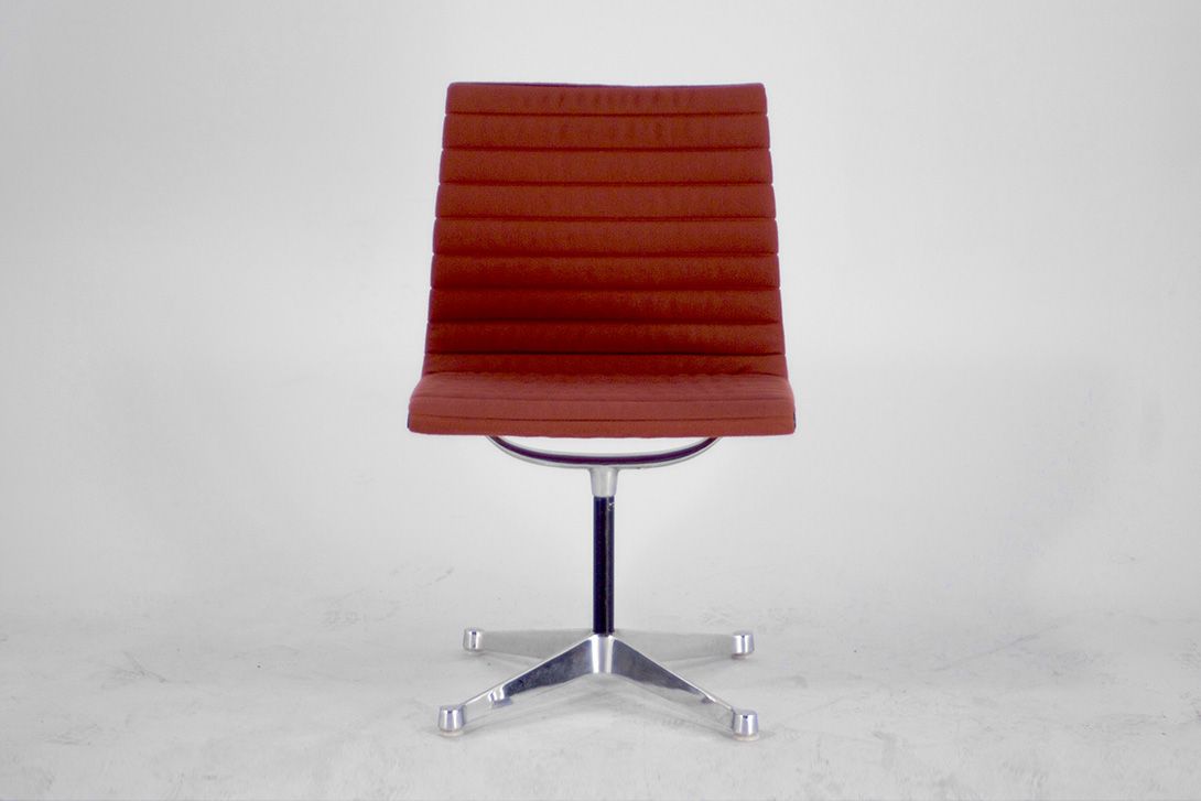 Foto Burgundy Eames Aluminium Chair