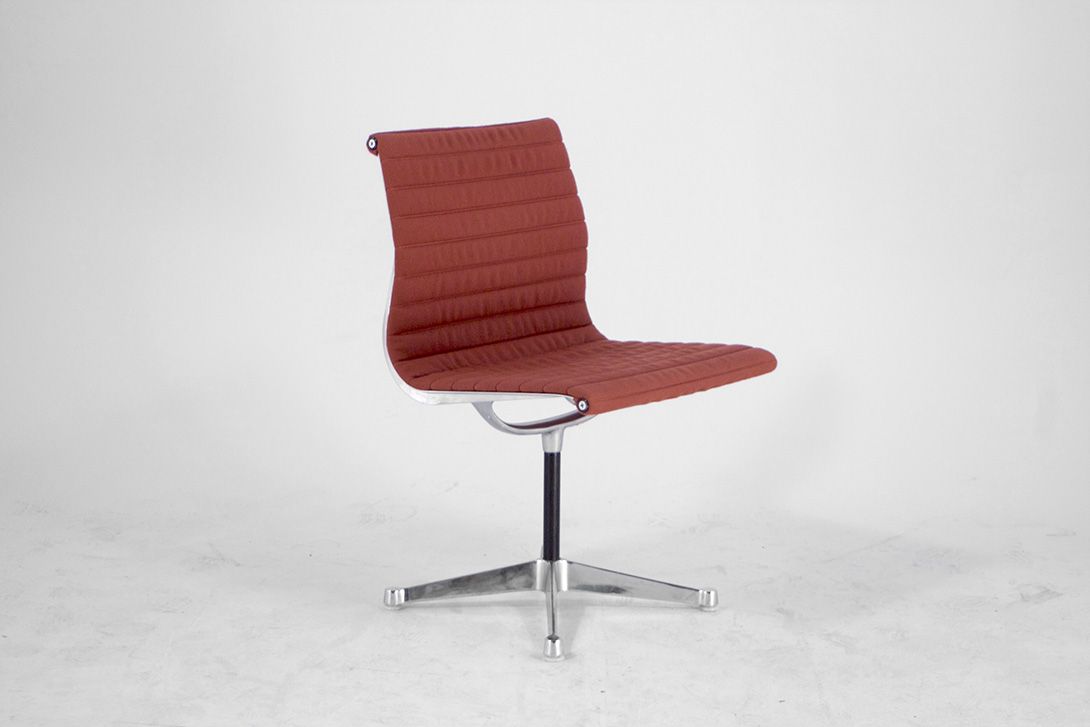 Foto Burgundy Eames Aluminium Chair