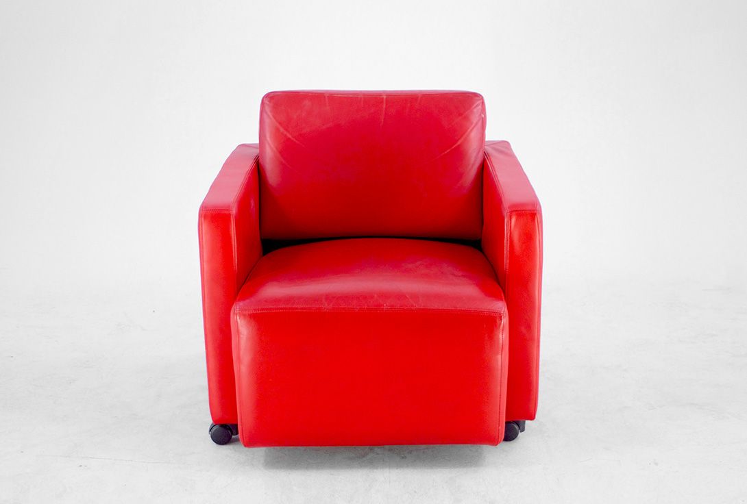 Foto Red Cubic Leather Armchair with Wheels