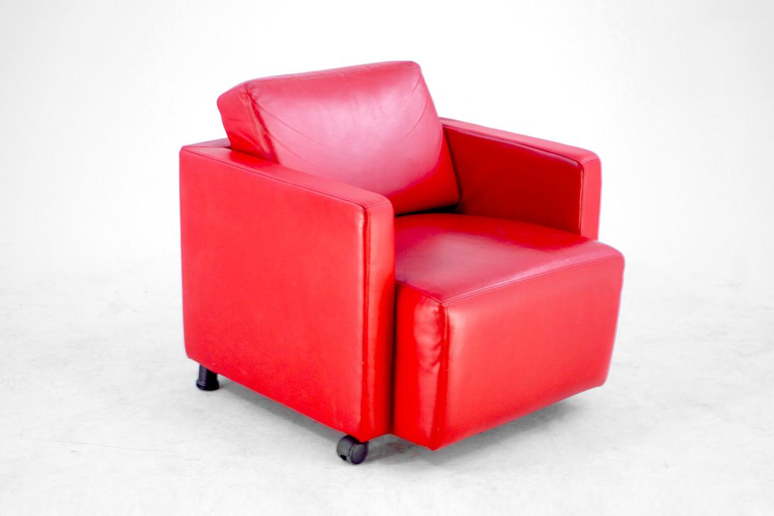 Foto Red Cubic Leather Armchair with Wheels