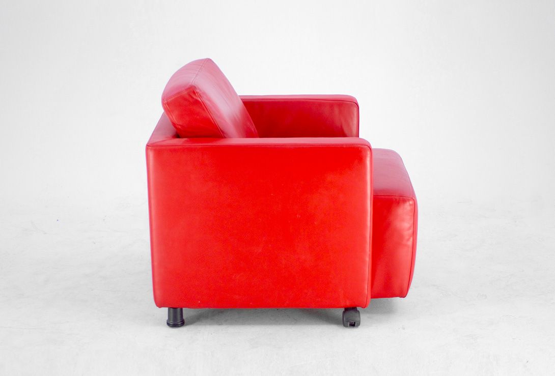 Foto Red Cubic Leather Armchair with Wheels