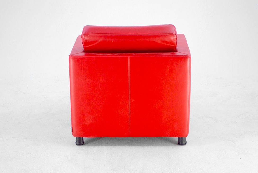 Foto Red Cubic Leather Armchair with Wheels
