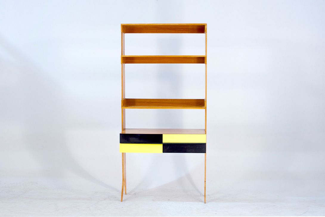 Foto Wooden Shelf with v shaped legs