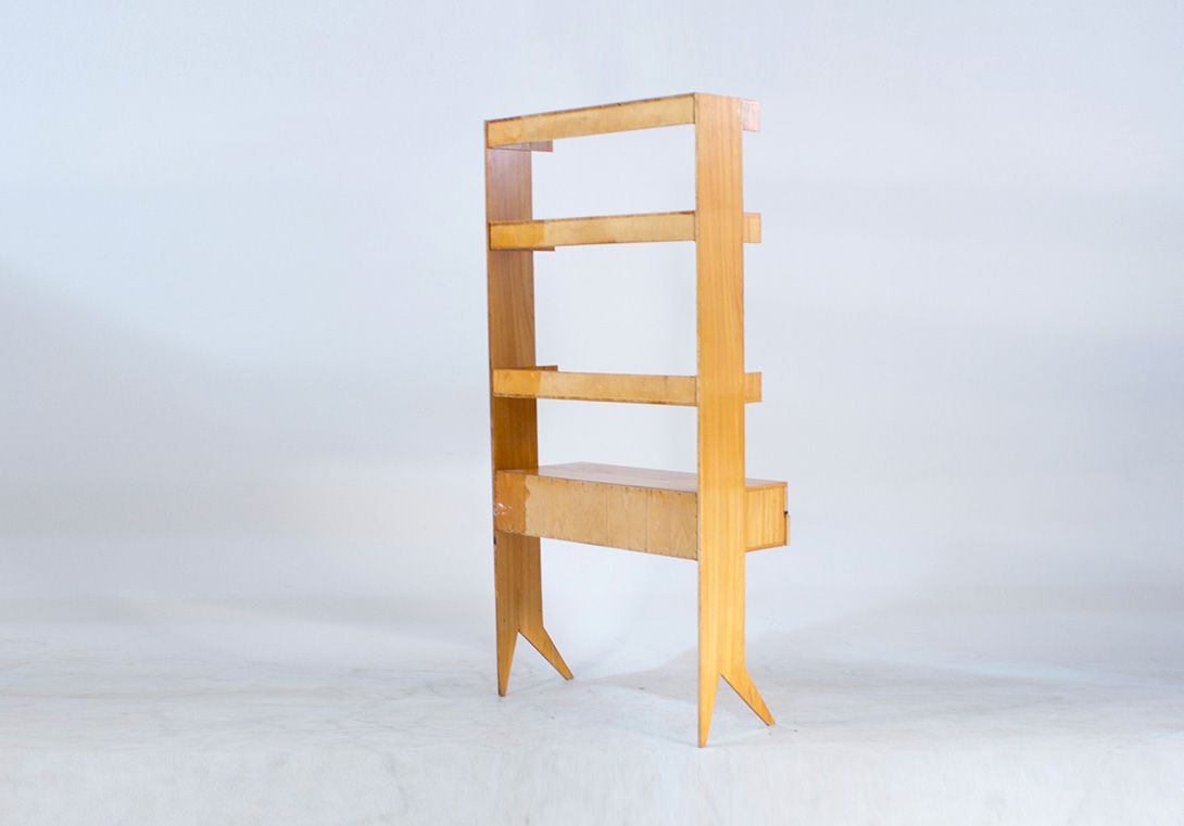 Foto Wooden Shelf with v shaped legs