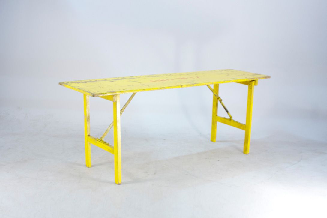 Foto Industrial Yellow Wooden Pliable Table France 1972 h76x126x56