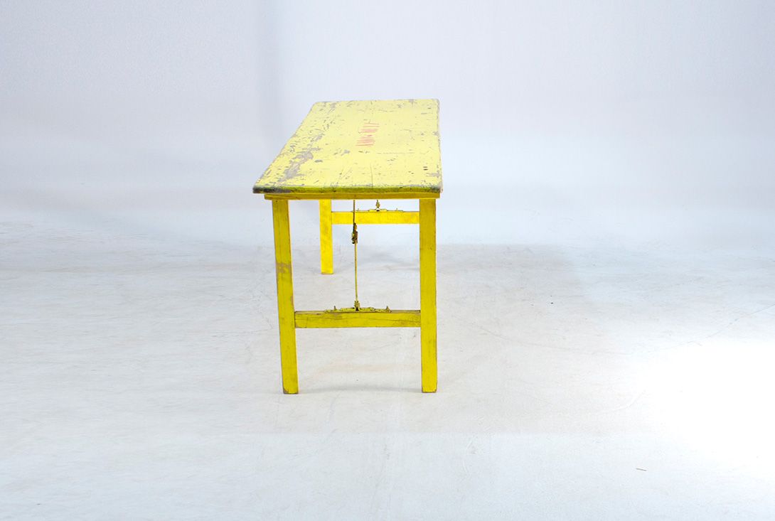 Foto Industrial Yellow Wooden Pliable Table France 1972 h76x126x56