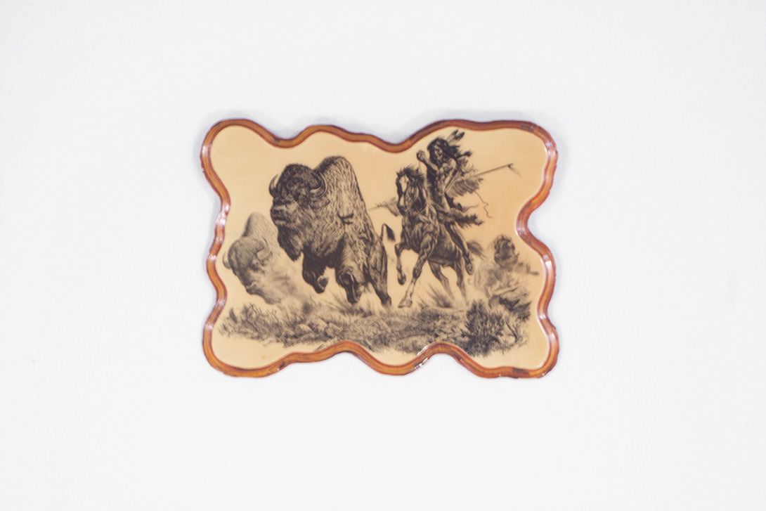 Foto Indian Hunting Image Sculpted in Wood Plate 17C6
