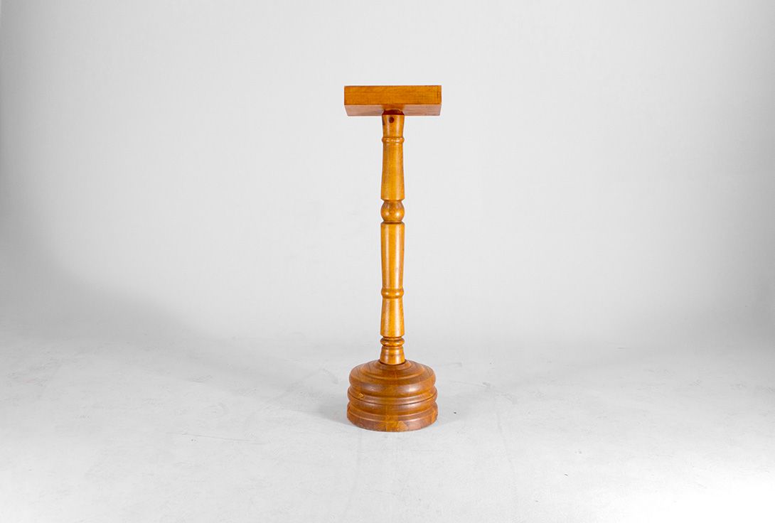 Foto Wooden Speech Stand h116x32x32