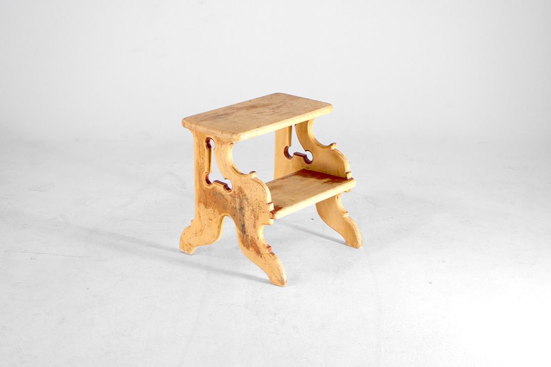 Foto Wooden Detailed Two-Step Ladder