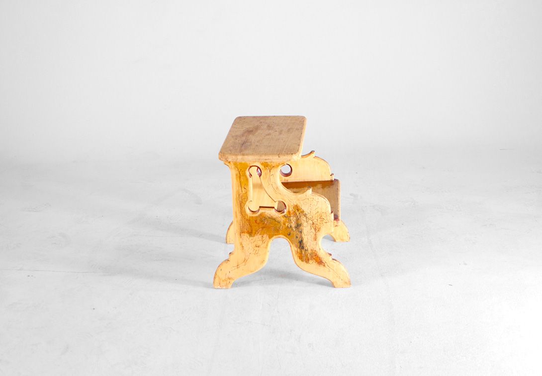 Foto Wooden Detailed Two-Step Ladder