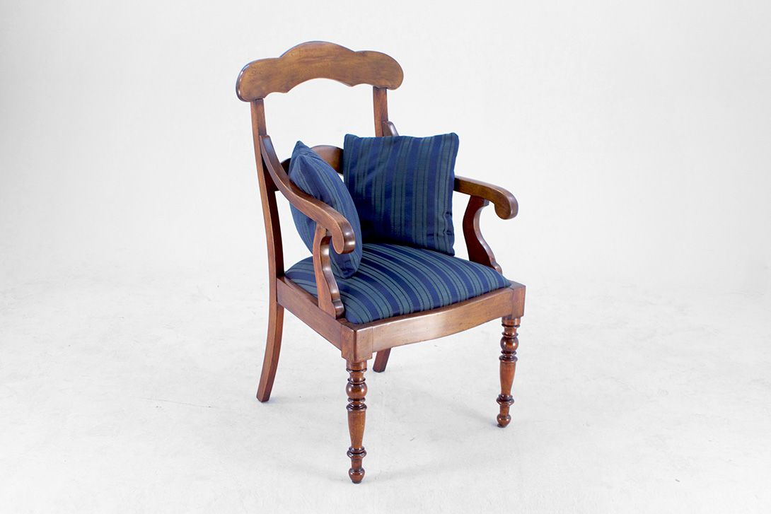 Foto Antique Wooden Armchair with Two Pillows