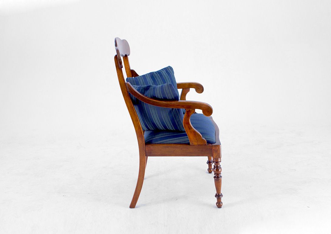 Foto Antique Wooden Armchair with Two Pillows