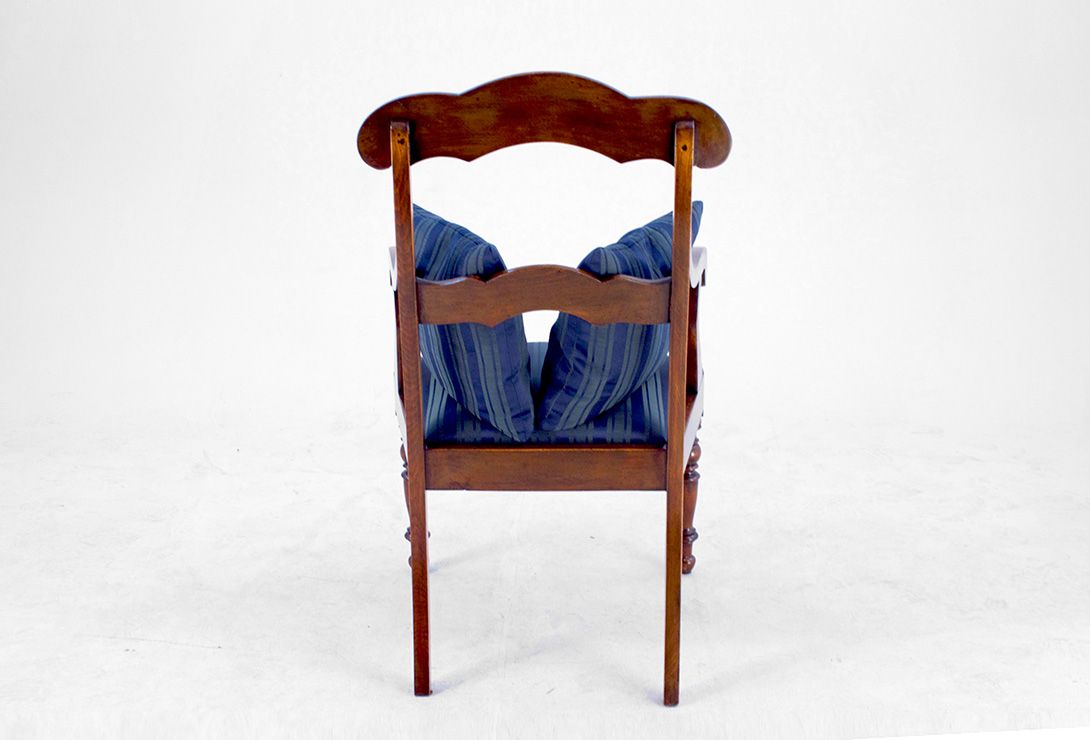 Foto Antique Wooden Armchair with Two Pillows
