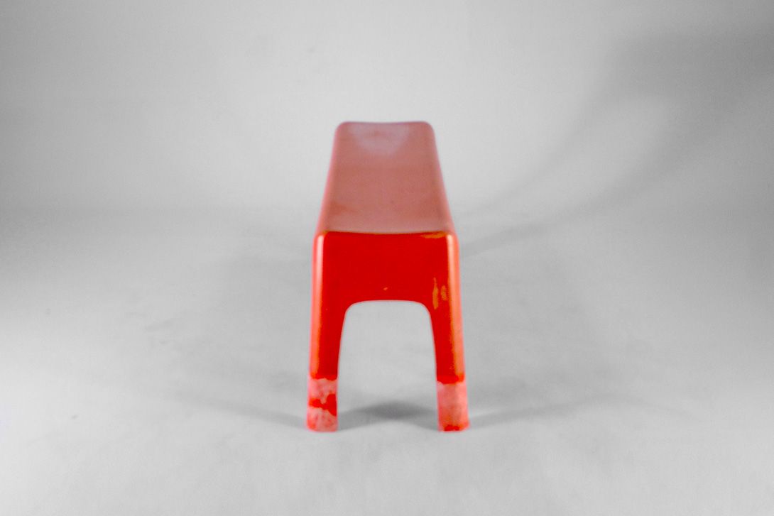 Foto Red Plastic Industrial Bench