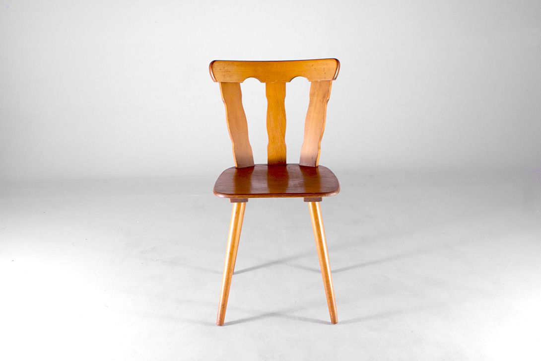 Foto Antique Wooden Kitchen Chair