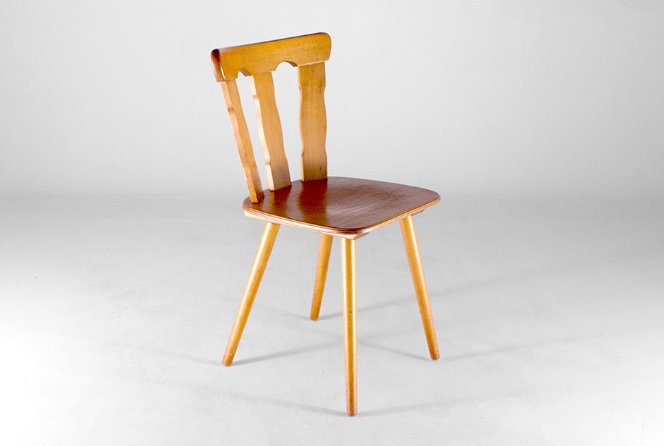 Foto Antique Wooden Kitchen Chair