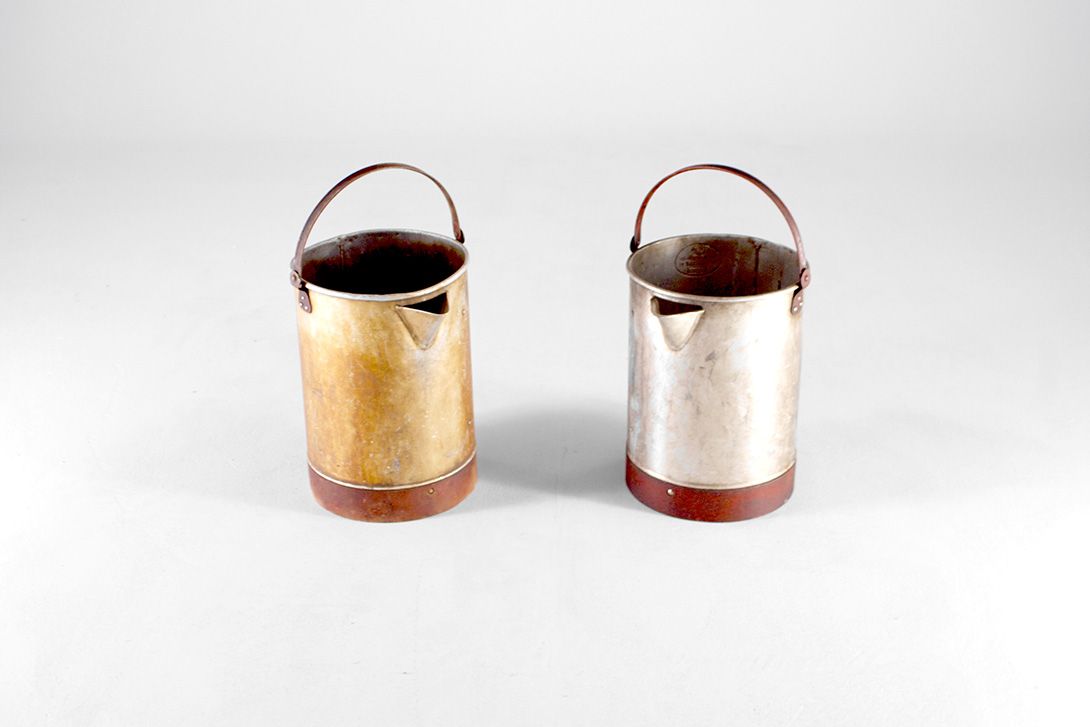 Foto Antique Metal Pitcher Can Gold