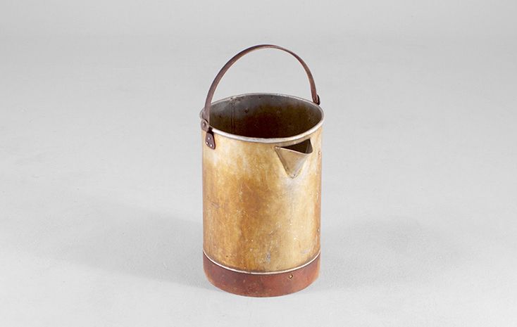 Foto Antique Metal Pitcher Can Gold