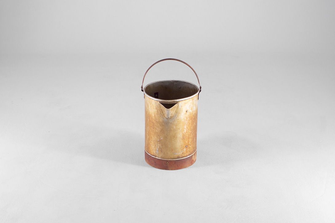 Foto Antique Metal Pitcher Can Gold