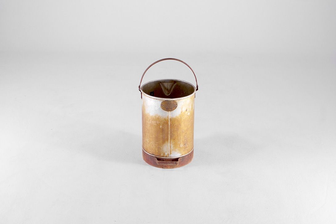 Foto Antique Metal Pitcher Can Gold