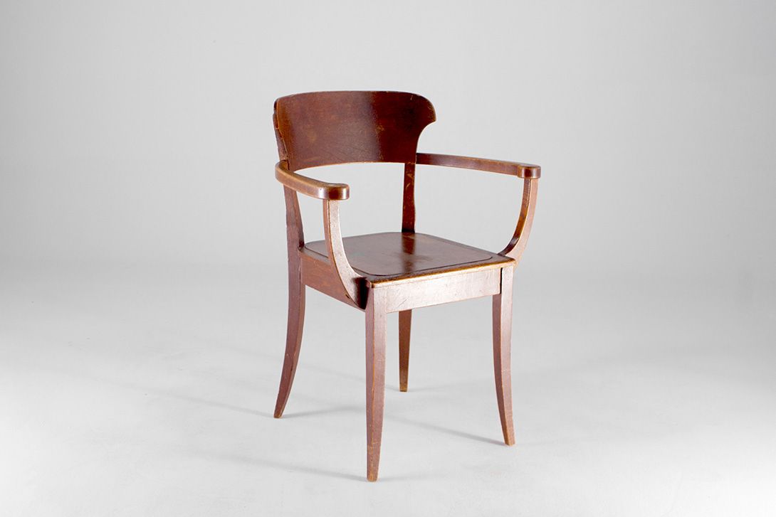 Foto Wooden Armchair with Curved Backrest Thuringia 1920