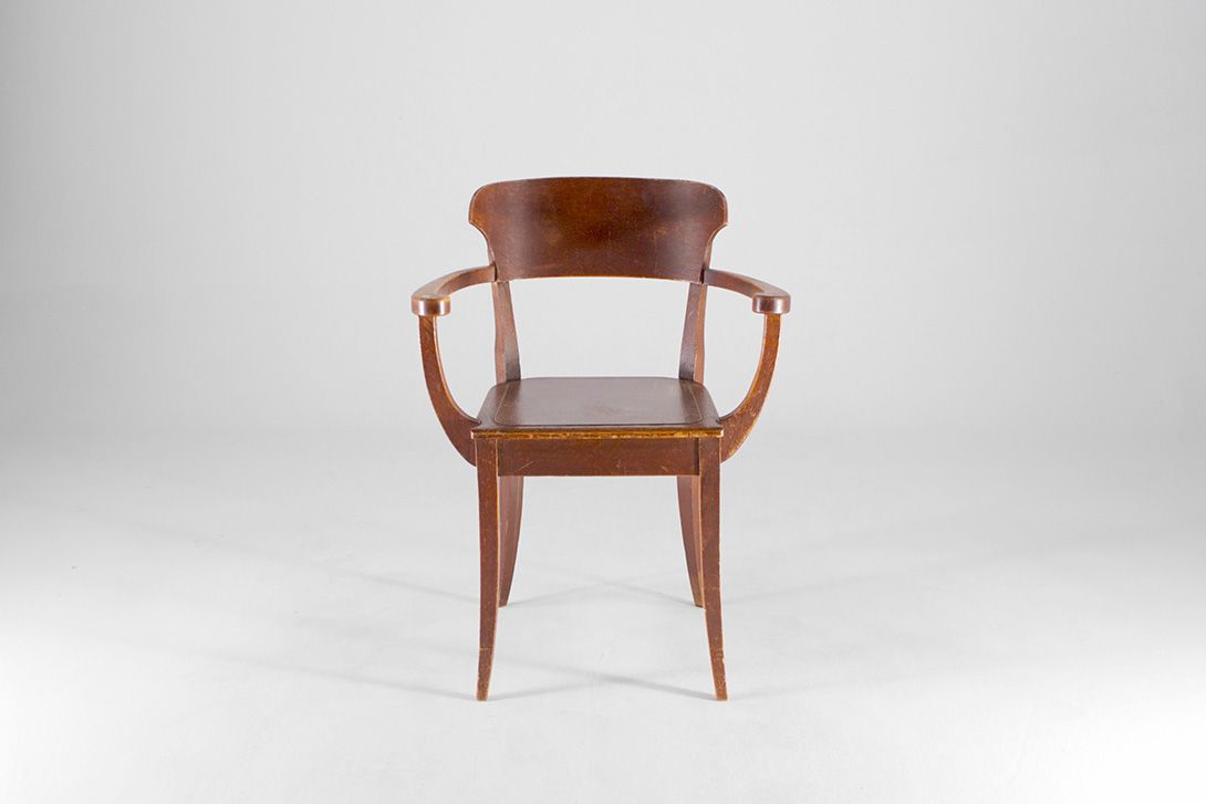 Foto Wooden Armchair with Curved Backrest Thuringia 1920