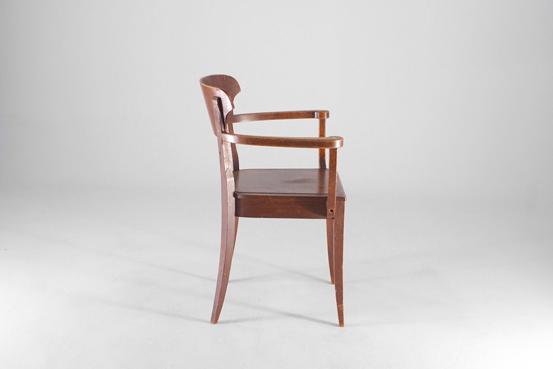 Foto Wooden Armchair with Curved Backrest Thuringia 1920