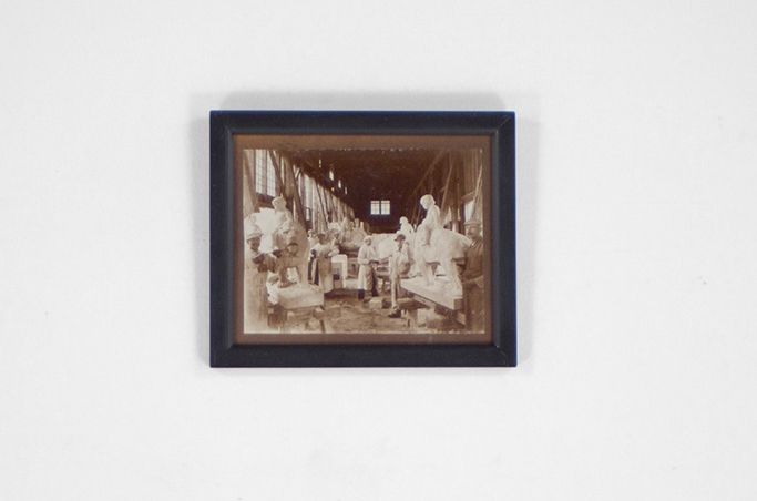 Foto Photo of People at Clay Sculpture Atelier Berlin 1907 14A18