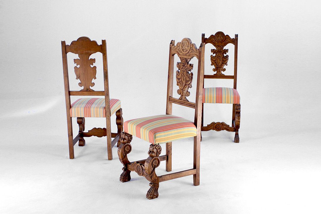 Foto Antique Wooden Dining Chair with Sculpted Backrest