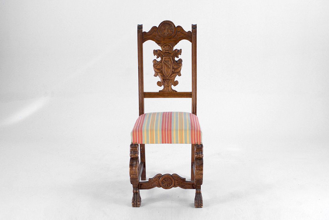 Foto Antique Wooden Dining Chair with Sculpted Backrest