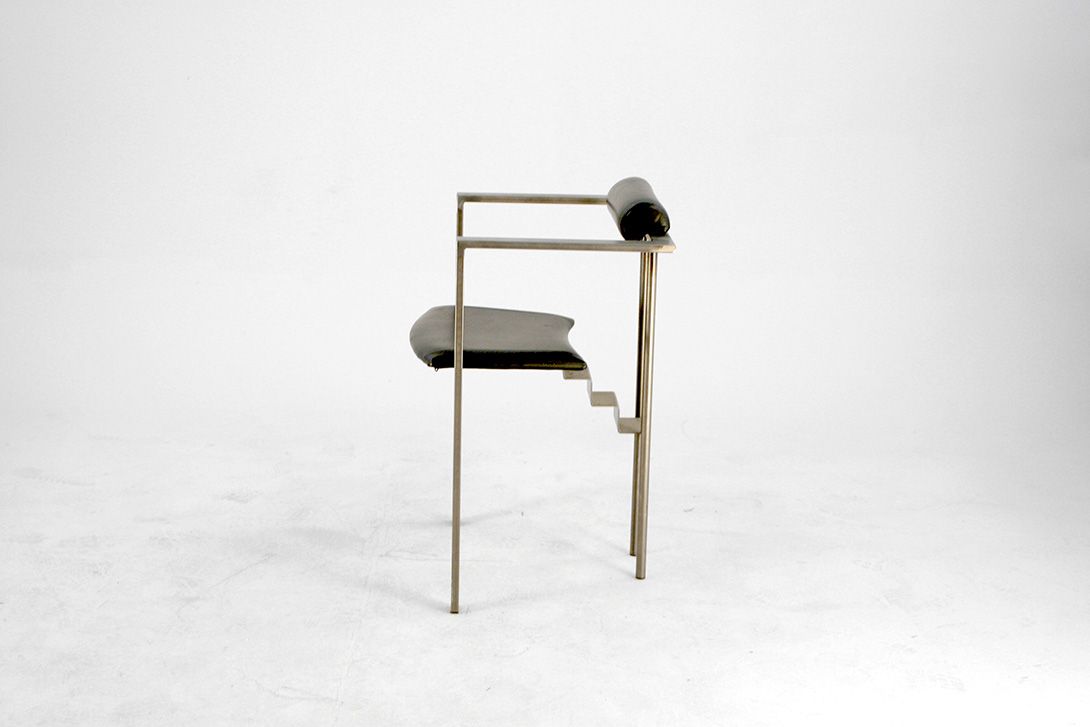 Foto New Wave Stair Detailed Chair with Black Leather Seat and Backrest