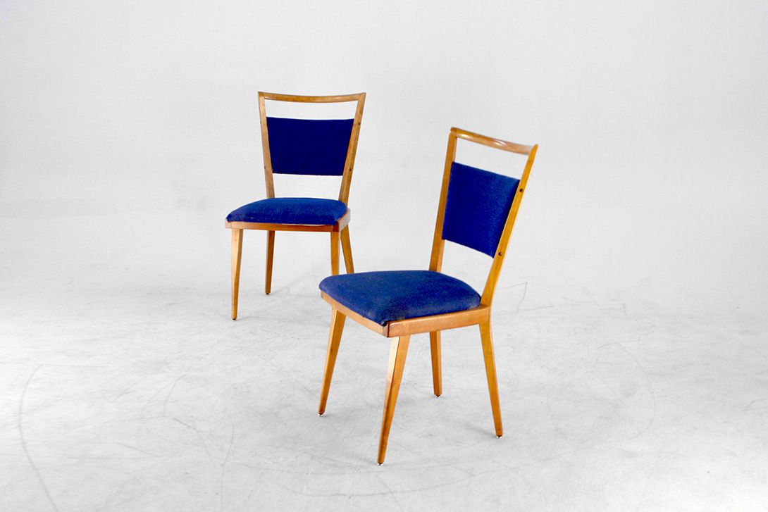 Foto Wooden Salon Chair with Navy Blue Seater and Backrest