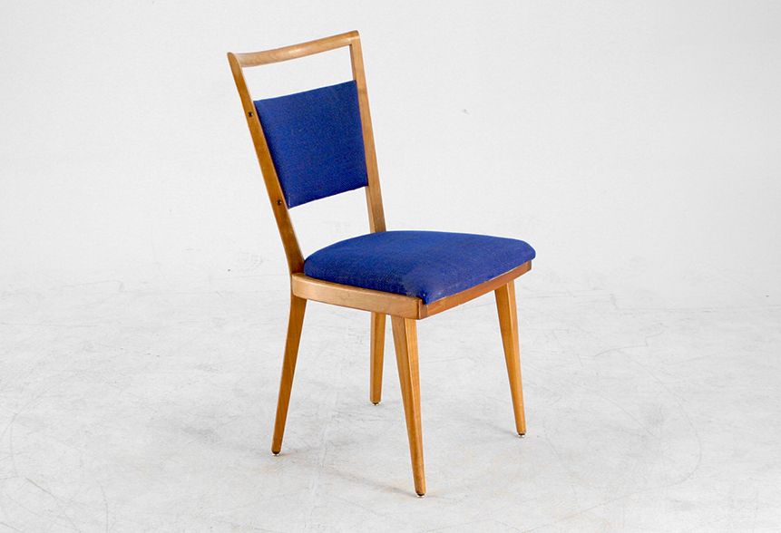 Foto Wooden Salon Chair with Navy Blue Seater and Backrest