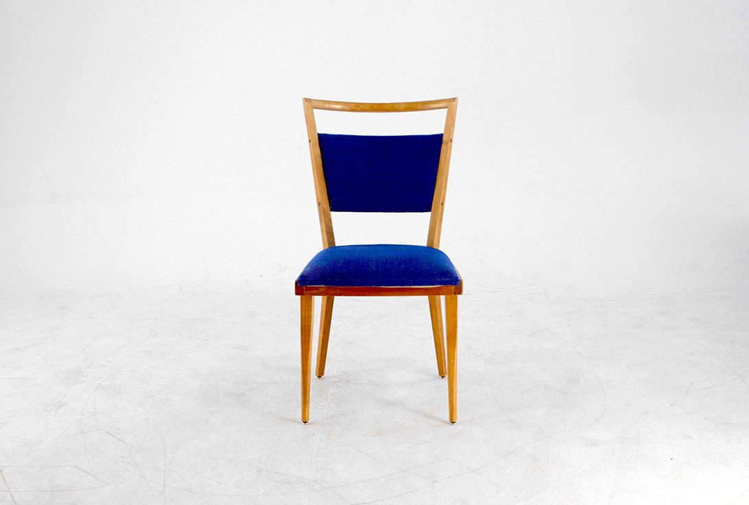 Foto Wooden Salon Chair with Navy Blue Seater and Backrest