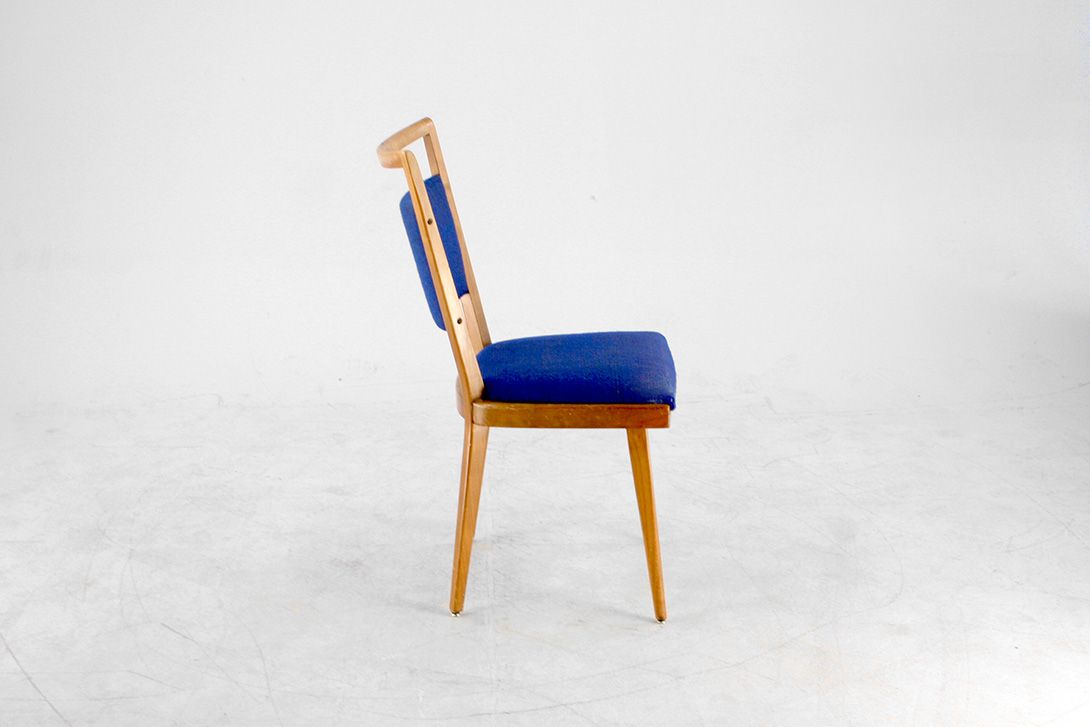 Foto Wooden Salon Chair with Navy Blue Seater and Backrest