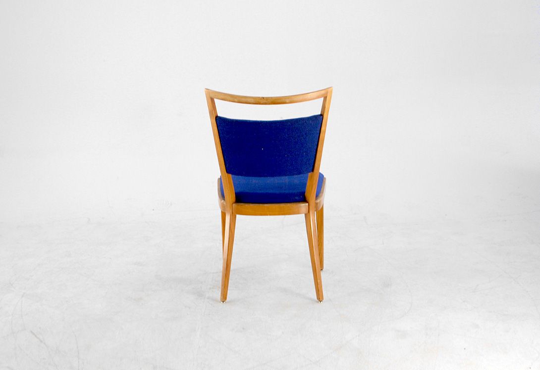 Foto Wooden Salon Chair with Navy Blue Seater and Backrest